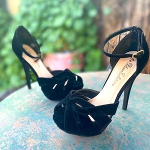 Ladies black velvet Hollywood pin up glamour heels Stilettos people toe retro